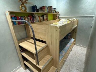Lit superposé avec rangements et bibliothèque